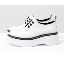 Женские белые туфли дерби в стиле Dr. Martens, выполнены из натуральной кожи, на утолщенной легкой подошве в цвет, Т-2048-04