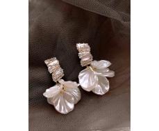Пуссеты pair French Style White Petal Shaped Drop Earrings