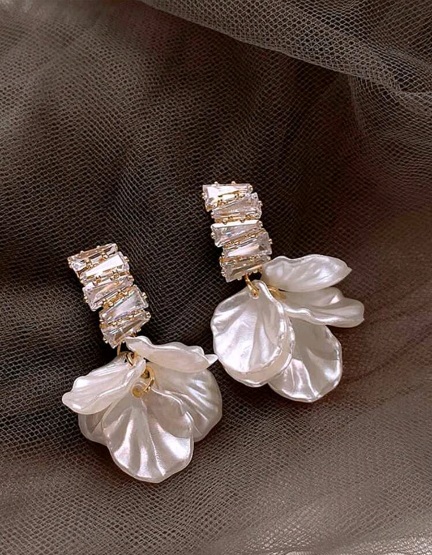 Пуссеты pair French Style White Petal Shaped Drop Earrings