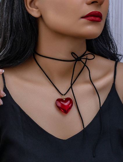 Потрясающее Ожерелье-Сердечко из Красного Стекла на Черном Кожаном Шнурке - Идеальный Подарок для Нее